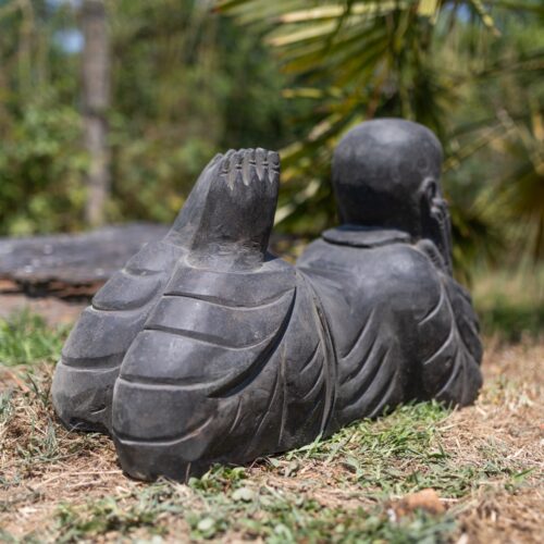 statue de jardin moine de la sagesse allongé pierre naturelle noir 63cm