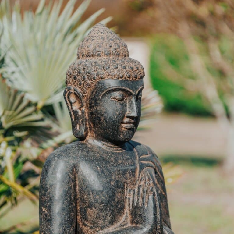 Objet décoratif bouddha assis en céramique blanc ivoire h 21 cm | Truffaut