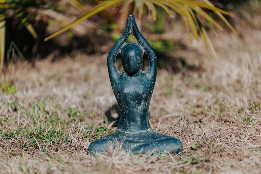 Statue de Jardin Yoga Extérieur Zen Main au Ciel 80cm Pierre Noir