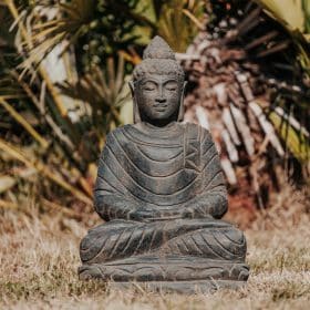 Antike sitzende Buddha-Statue aus schwarzem Vulkangestein für den Garten im Freien - 45cm
