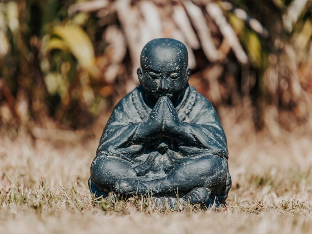 statue moine shaolin assis tibétain gratitude noir 30cm grossiste statue de jardin