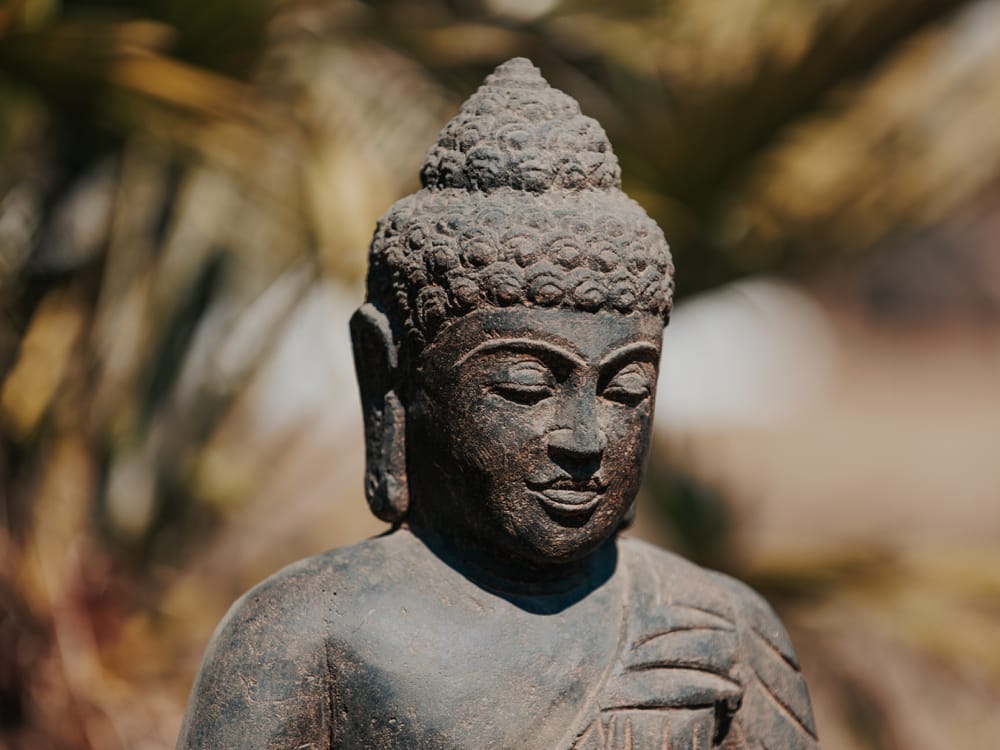 statue bouddha royal assis méditation jardin extérieur en pierre naturelle noir antique 50cm grossiste statue de jardin