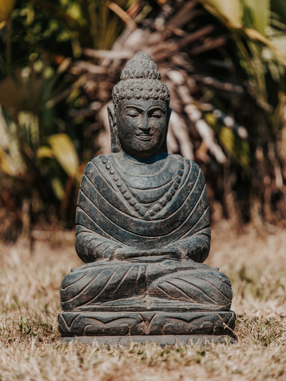 statue bouddha assis méditation collier mala jardin extérieur en pierre naturelle noir antique 50cm grossiste statue de jardin