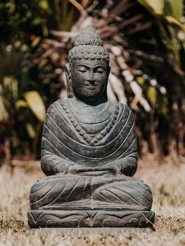 statue bouddhiste assis méditation collier mala jardin extérieur en pierre naturelle noir antique 50cm grossiste statue de jardin