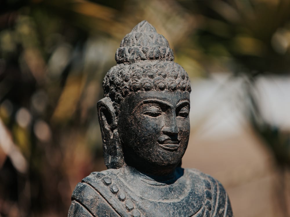 statue visage bouddha assis méditation collier mala jardin extérieur en pierre naturelle noir 50cm
