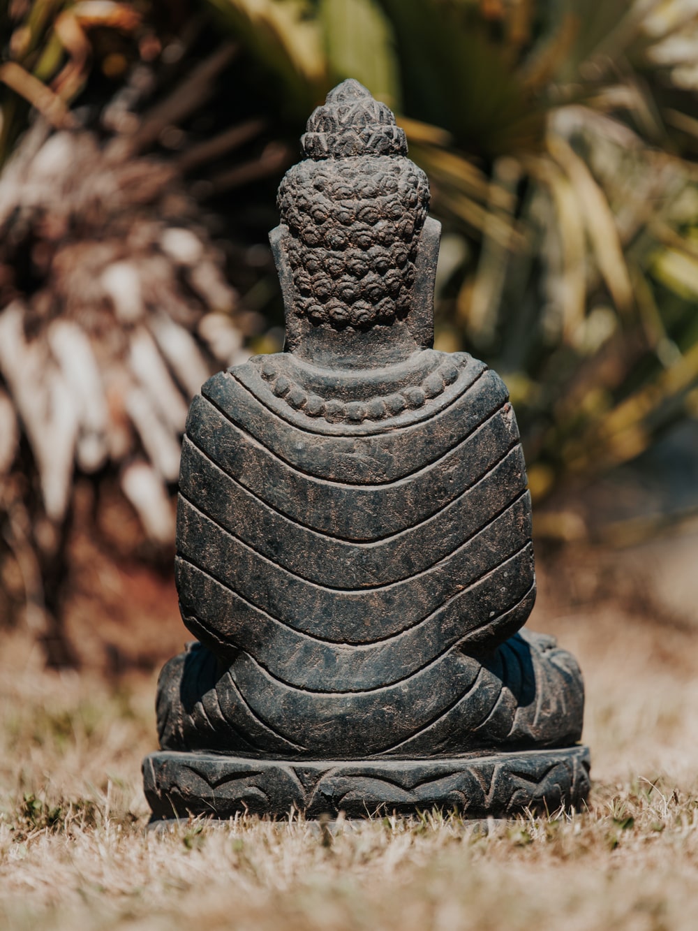 statue de jardin bouddha assis méditation collier mala en pierre naturelle noir antique 50cm grossiste statue de jardin