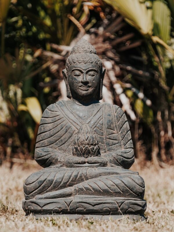 statue bouddha assis méditation jardin extérieur en pierre noir 50cm grossiste statue de jardin
