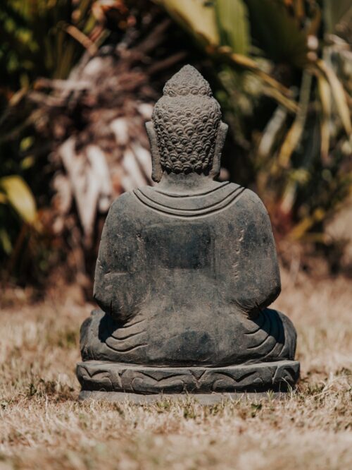 statue bouddha assis fleur de lotus méditation jardin extérieur en pierre naturelle noir antique 50cm