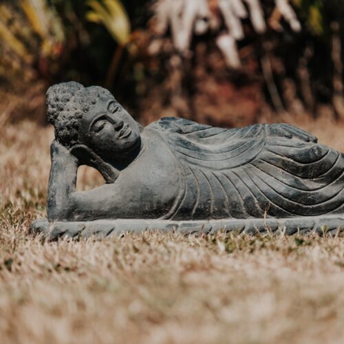 statue bouddha jardin extérieur couché allongé en pierre naturelle noir longueur 50cm décoration