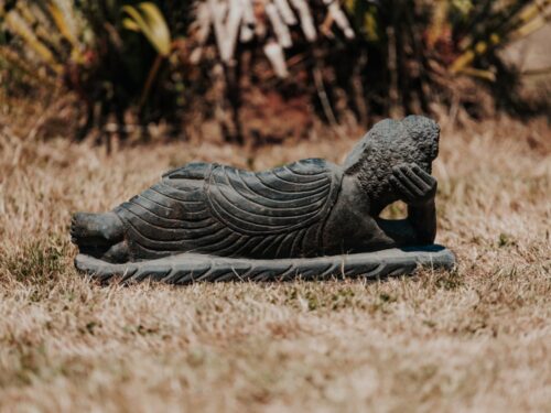 statue bouddha jardin extérieur couché allongé en pierre volcanique noir longueur 50cm grossiste statue de jardin