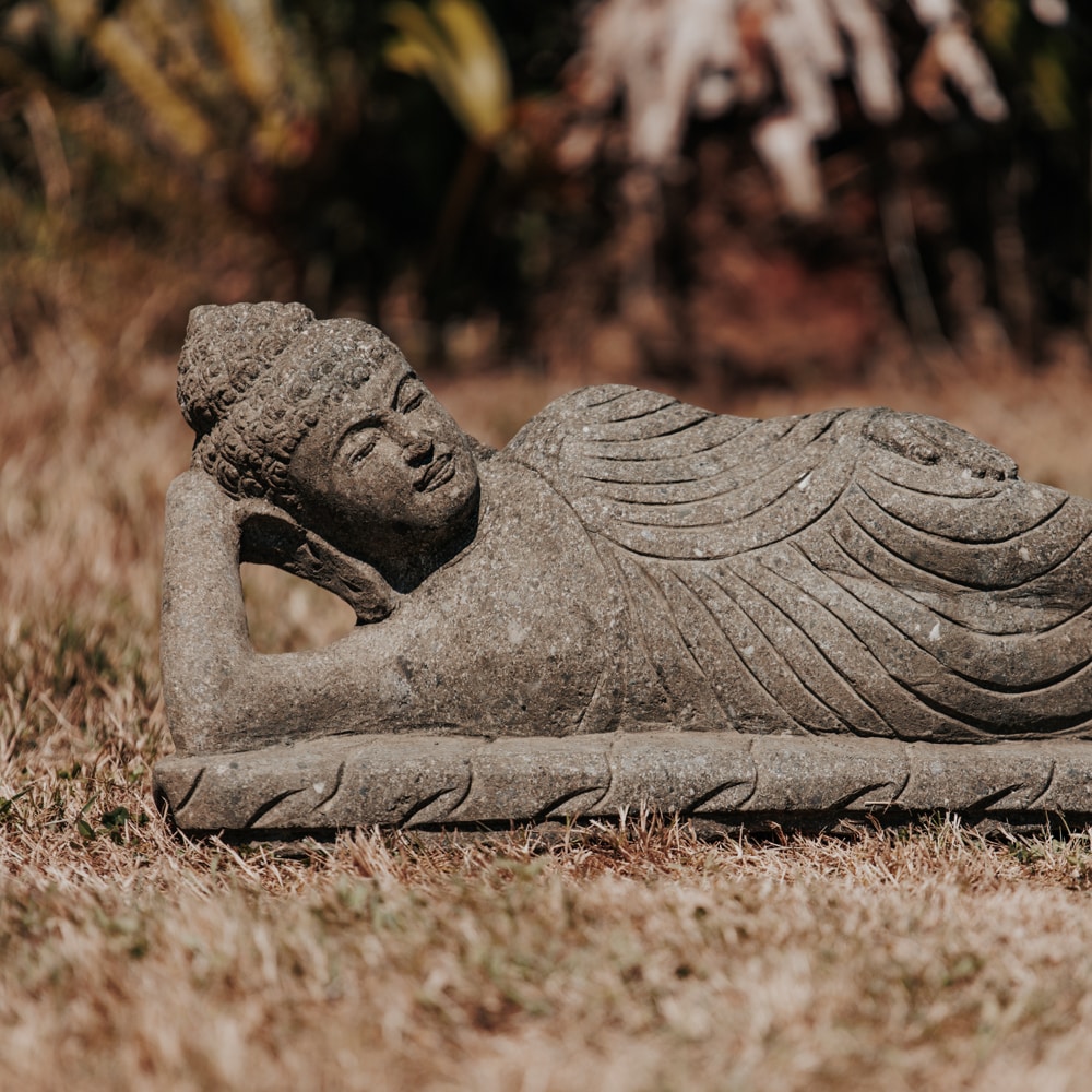 statue bouddha allongé couché jardin extérieur en pierre volcanique longueur 50cm décoration