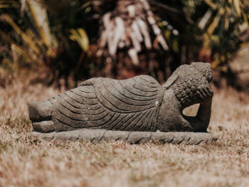 statue bouddha allongé couché jardin extérieur en pierre volcanique longueur 50cm grossiste statue de jardin
