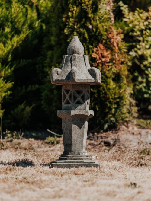 lampe japonaise lanterne pagode statue de jardin en pierre volcanique 80cm kobe grossiste statue de jardin