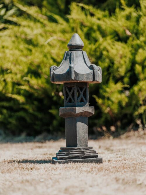lampe japonaise lanterne pagode statue de jardin en pierre naturelle noir 80cm kobe grossiste statue de jardin