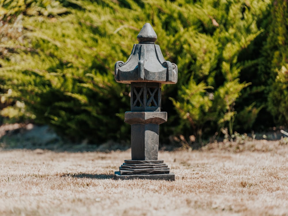 lampe lanterne pagode japonaise extérieur en pierre volcanique noir 80cm kobe grossiste statue de jardin