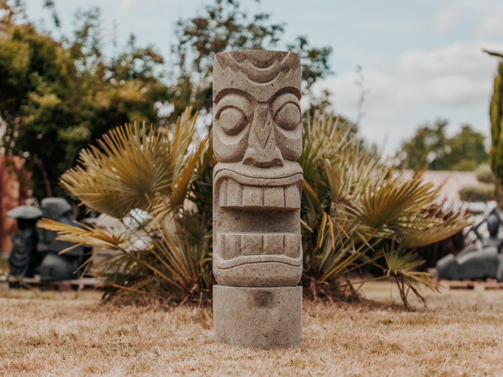 statue de jardin tiki totem extérieur polynésie pierre naturelle sculptée 100cm arue grossiste statue de jardin