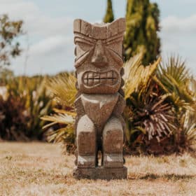 Totem tiki da giardino in pietra naturale da 100 cm - Guerriero