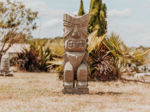 statue tiki totem jardin extérieur polynésie océanie en pierre naturelle 100cm warrior grossiste statue