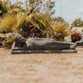 statue bouddha couché allongé jardin extérieur en pierre volcanique naturelle noir sculptée 120cm grossiste statue de jardin