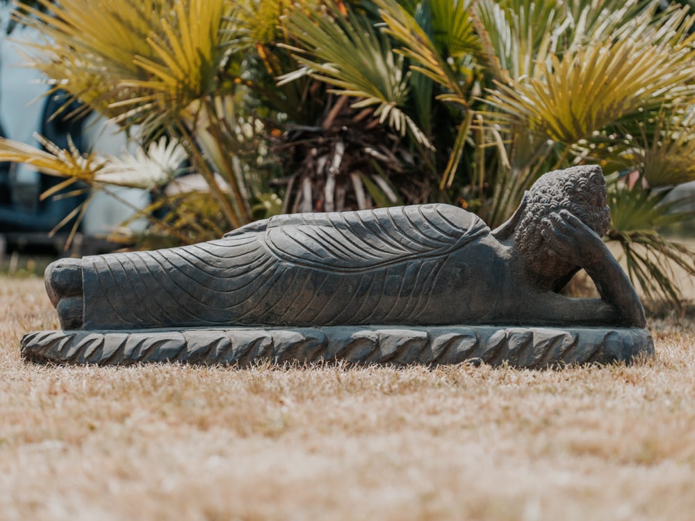 grande statue bouddha couché allongé jardin extérieur en pierre naturelle noir antique 120cm grossiste statue de jardin