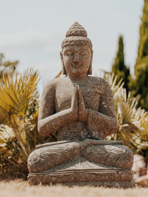 statue bouddha assis 1m namaste robe fleurs jardin extérieur en pierre naturelle 100cm