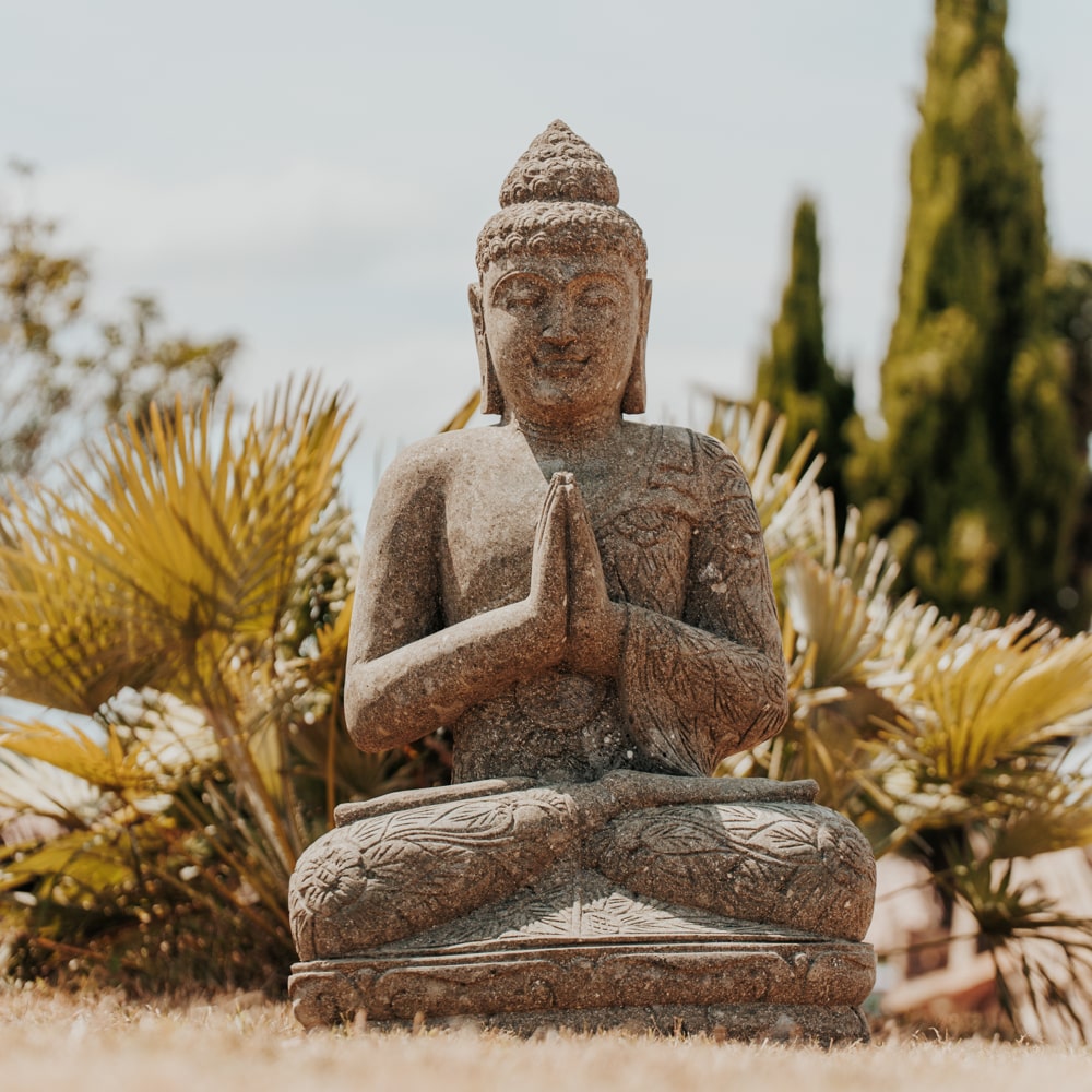statue bouddha assis 1m namaste robe fleurs jardin extérieur en pierre naturelle 100cm