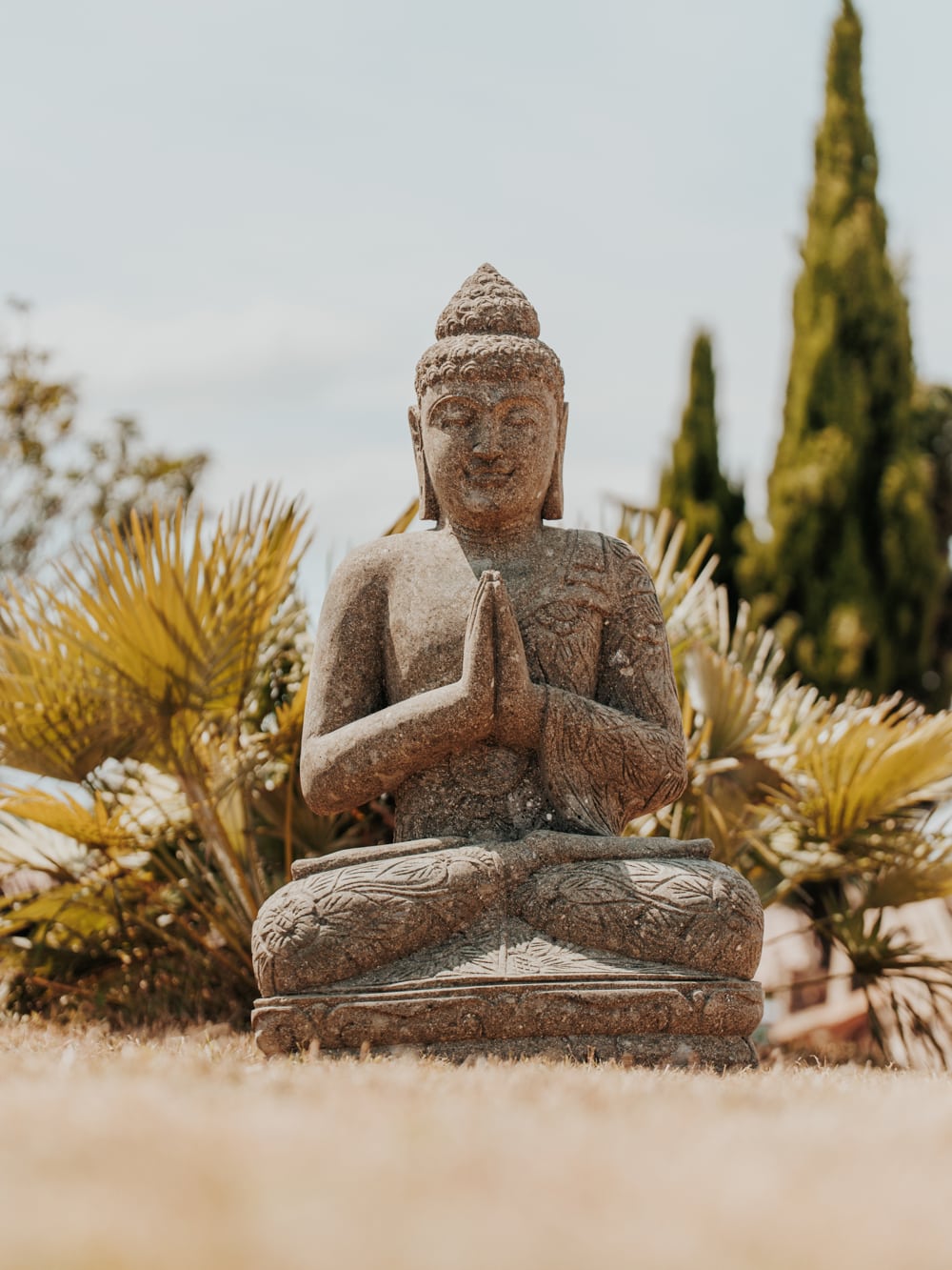Statue en pierre de lave 100cm Bouddha en prière