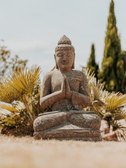 statue de jardin bouddha assis namaste extérieur en pierre volcanique naturelle 100cm