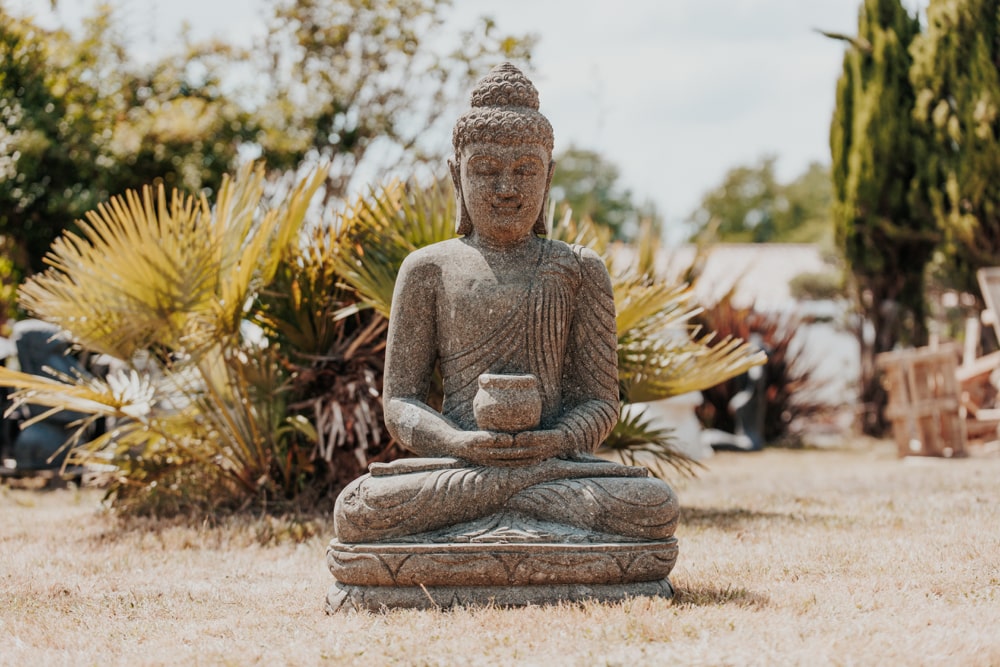 statue bouddha assis avec bol à offrandes jardin extérieur en pierre volcanique naturelle 100cm décoration