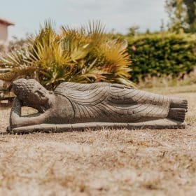 Estatua de Buda reclinada para exterior en piedra volcánica - 120 cm