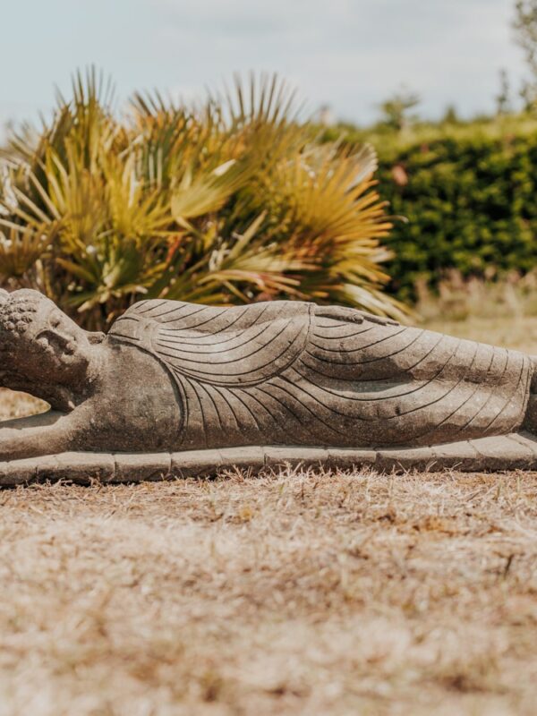 statue bouddha couché allongé jardin extérieur en pierre volcanique longueur 120cm grossiste statue de jardin
