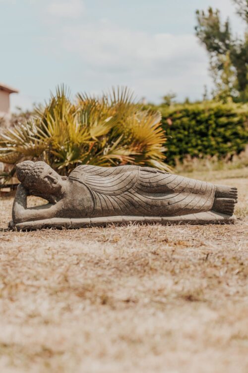statue bouddha couché allongé jardin extérieur en pierre volcanique longueur 120cm grossiste statue de jardin décoration