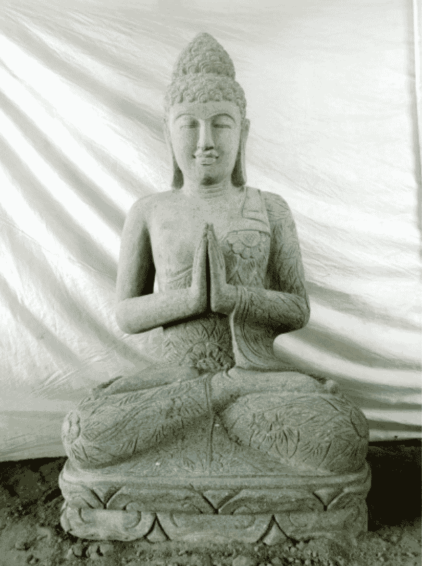statue bouddha assis namaste robe fleurs jardin extérieur en pierre volcanique naturelle sculptée 100cm