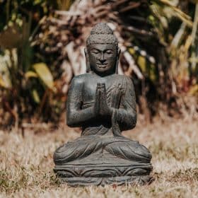 Gartenstatue Sitzender Buddha im Freien aus schwarzem Naturstein 45cm