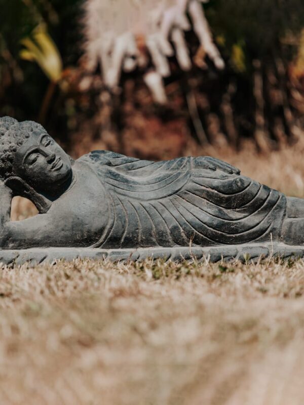 statue bouddha allongé couché jardin extérieur en pierre noir longueur 50cm décoration