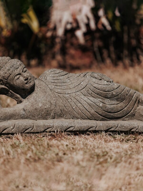 statue bouddha allongé couché jardin extérieur en pierre volcanique longueur 50cm décoration jardin