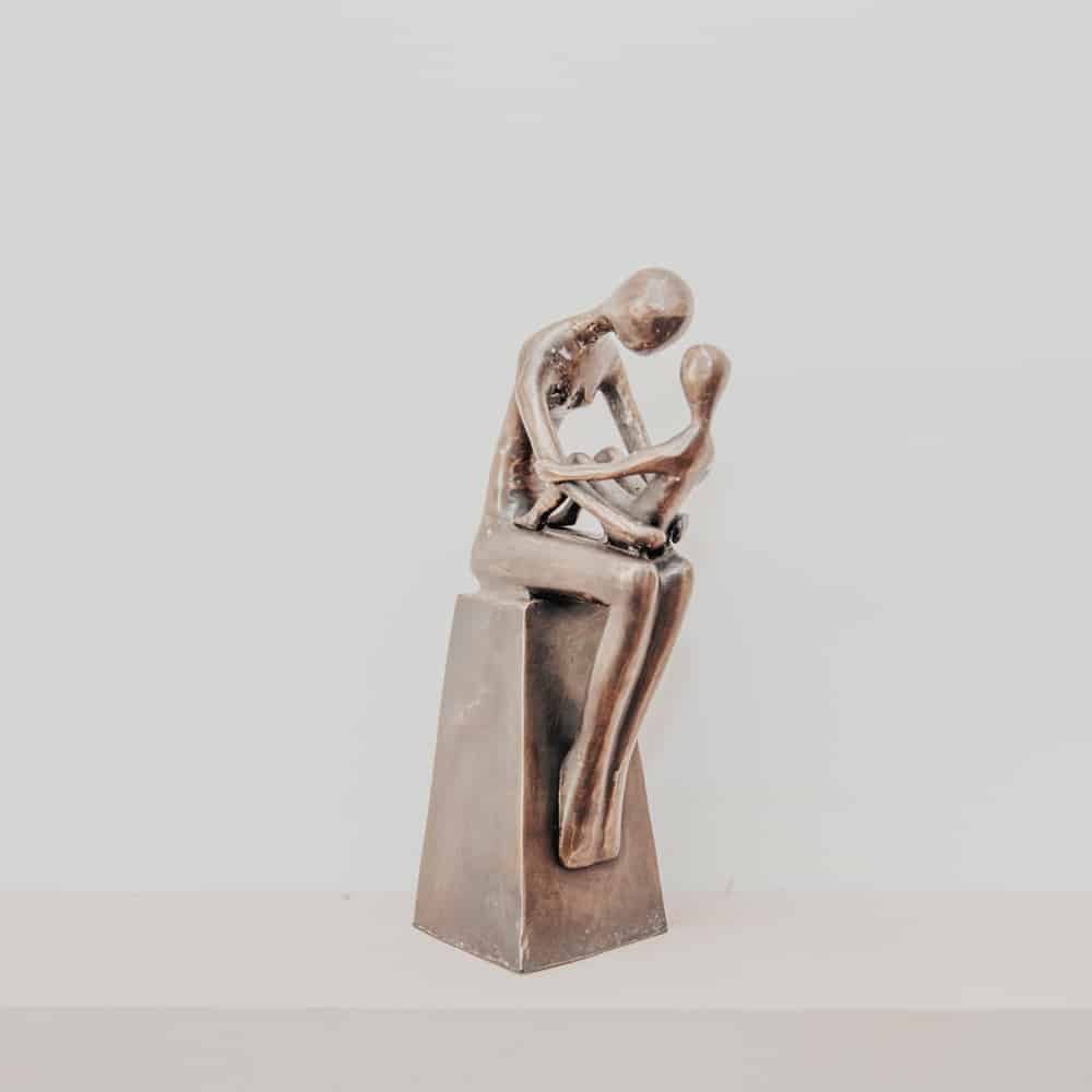 statuette statue moderne femme mère et enfant bras en laiton finition bronze 29cm décoration