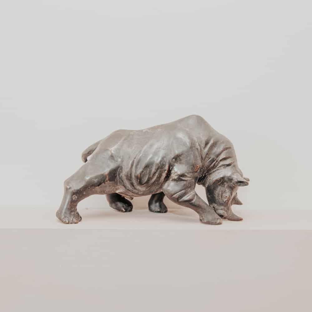 statuette statue moderne rhinocéros rhinos attaque en laiton finition bronze 35cm décoration