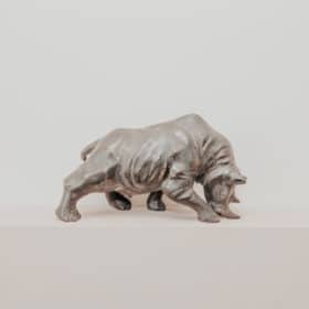 statuette statue moderne rhinocéros rhinos attaque en laiton finition bronze 35cm décoration