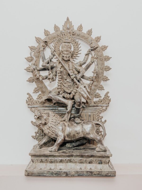 statuette hindou statue déesse indienne kali maa en durga sur un lion couleur bronze 61cm