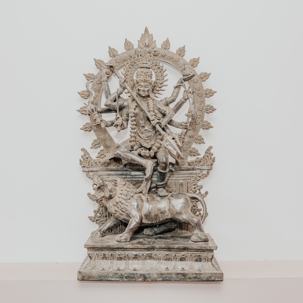 statuette hindou statue déesse indienne kali maa en durga sur un lion couleur bronze 61cm