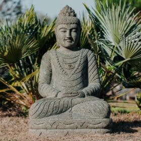 Sitzende Buddha-Statue Mala aus natürlichem Vulkangestein 100cm