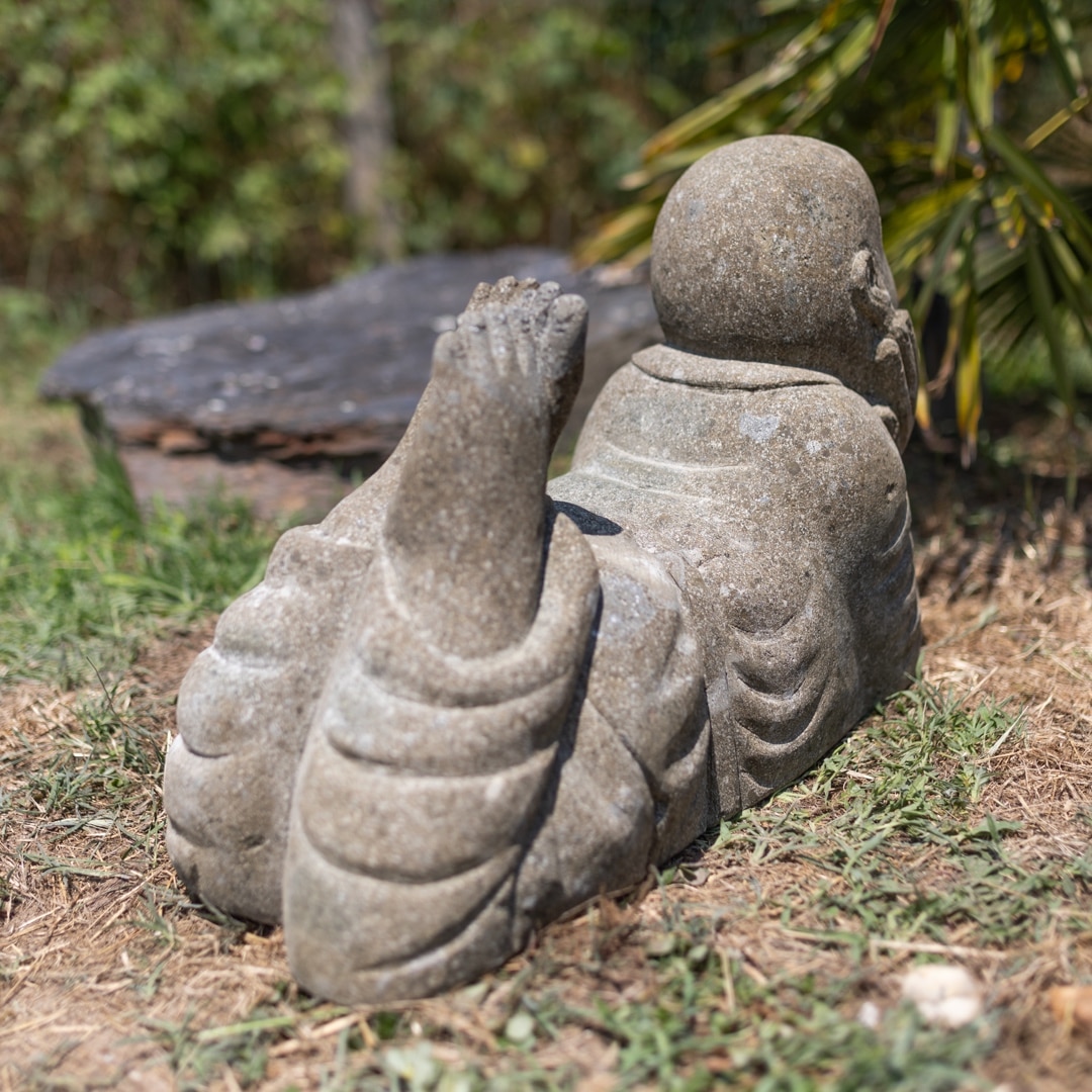 décoration de jardin moine de la sagesse allongé pierre naturelle 63cm