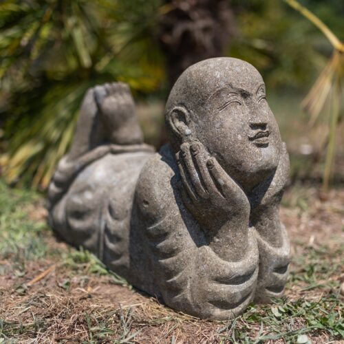 statue extérieur moine de la sagesse allongé pierre naturelle 63cm