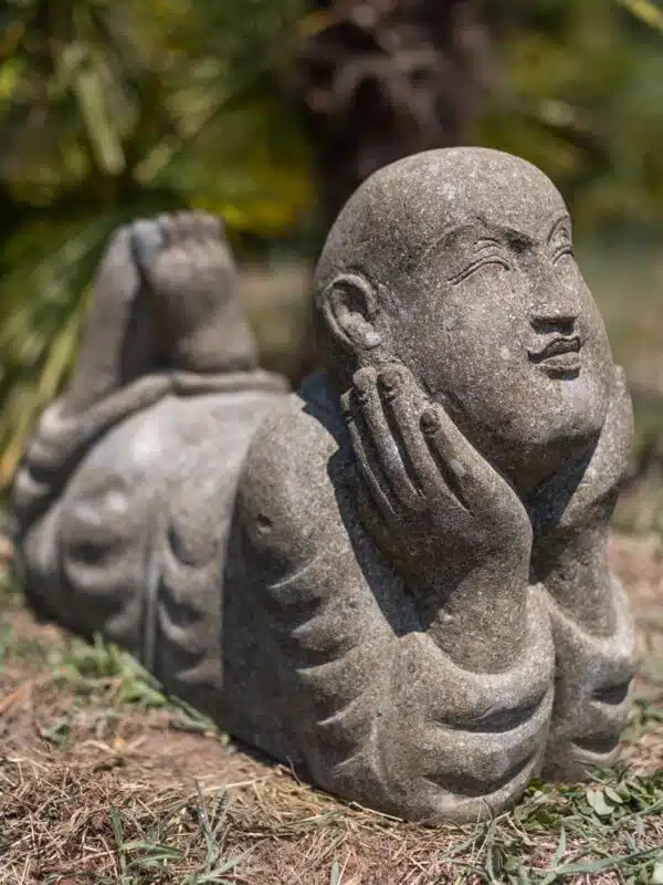 statue extérieur moine de la sagesse allongé pierre naturelle 63cm