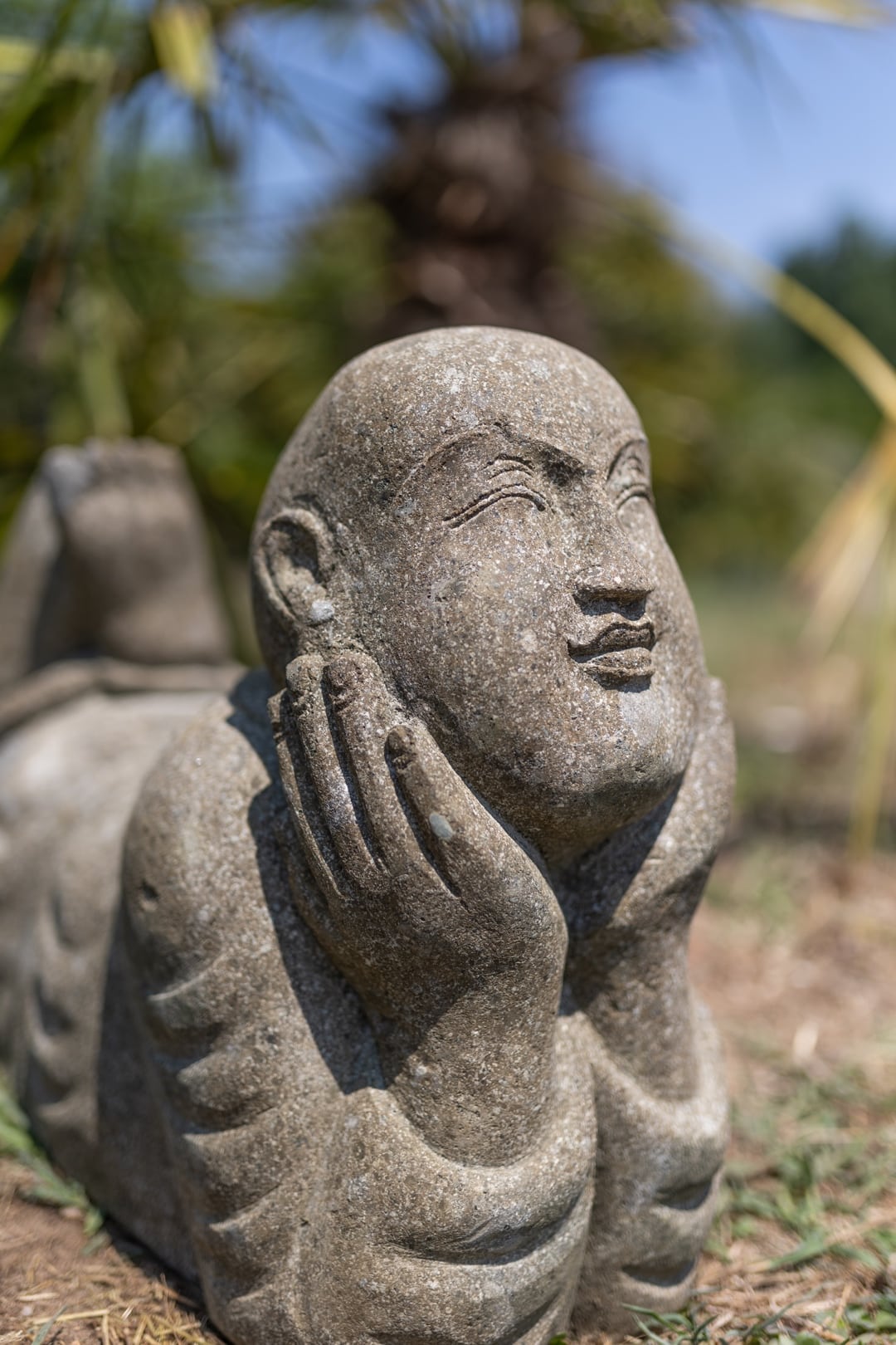 statue de jardin moine de la sagesse allongé pierre naturelle 63cm