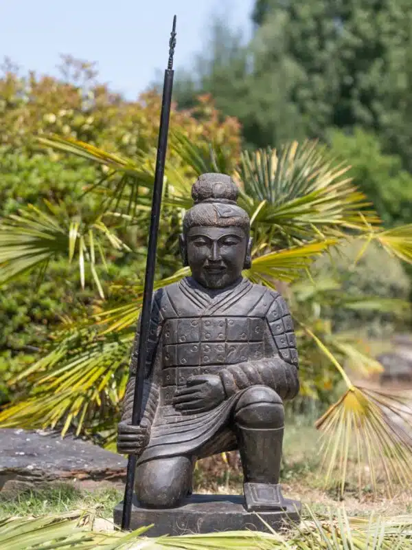 statue jardin guerrier chinois a genoux avec lance en pierre naturelle noir