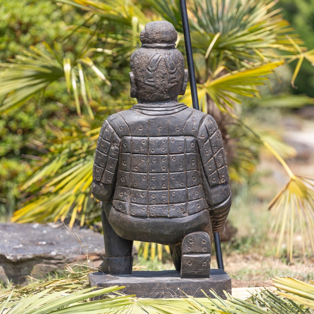 statue guerrier chinois xian a genoux avec lance en pierre naturelle noir