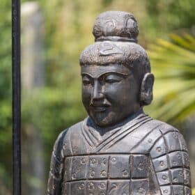 statue guerrier xian a genoux avec lance en pierre naturelle noir