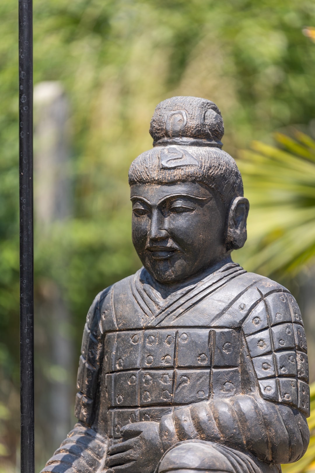 statue guerrier xian a genoux avec lance en pierre naturelle noir